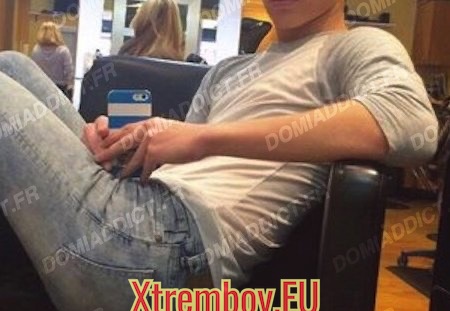 Crunch boy sexy ukrainien coiffeur à Nice soumis obéissant