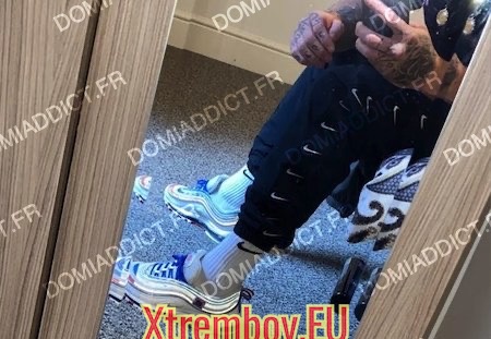 Plans sneakers en groupe (727 visits) Pas besoin de matos sophistiqué pour mes plans BDSM sneakers / survet, ma bande de potes me suffit ... Plans sneakers en groupe