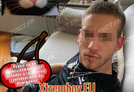 Mec domi pour mec ou jeune mec plan muscles en tenues de Sport