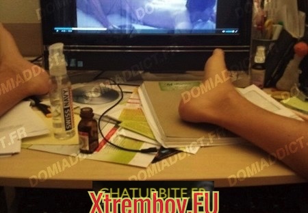 Qui pour être en adoration devant mes panards et ma teub de minet