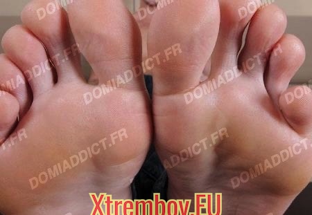 Mec qui aime les pieds de mec