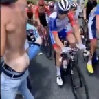 Claques sur les fesses pendant le Tour de France : Un coureur se fait punir le cul en public – Vidéo choc
